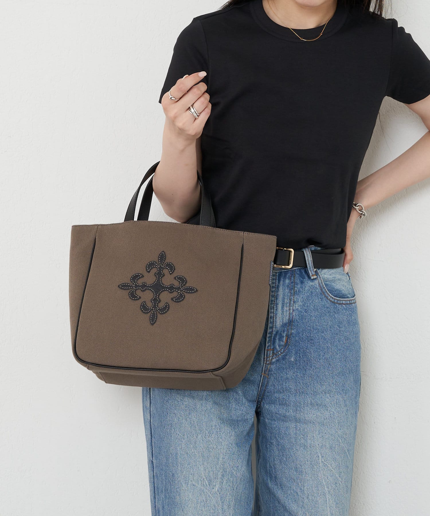 豪華 新作入荷】モノグラムモチーフがポイントの新作が登場 小物