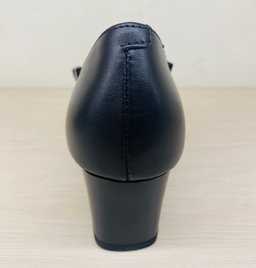 ふかふかクッションが快適！”ブラックパンプス” | ストロバー