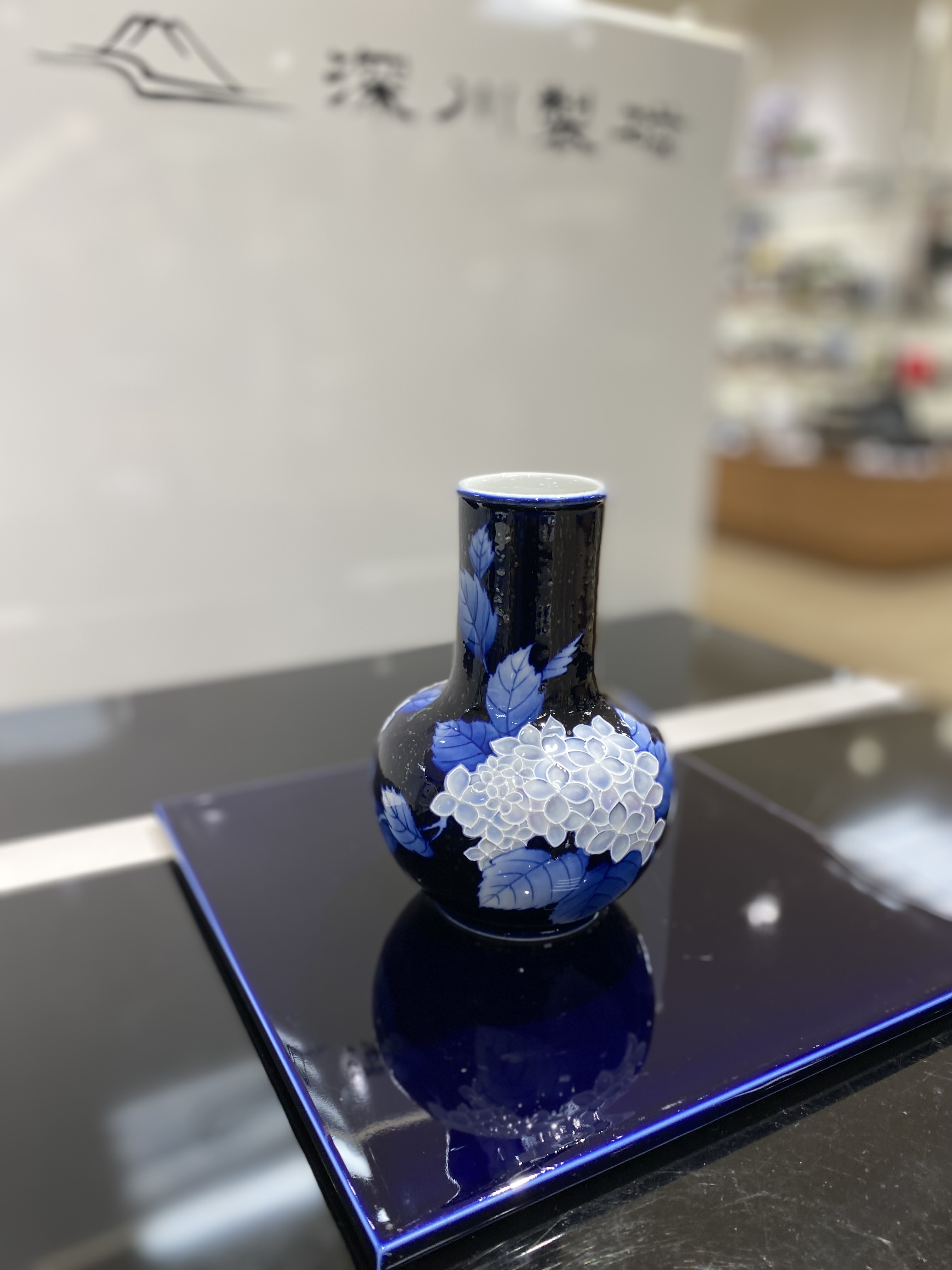 人間国宝 井上萬二監修】瑠璃地釉下彩紫陽花図 花生 | 深川製磁 | 松坂屋名古屋店公式 SHOP BLOG